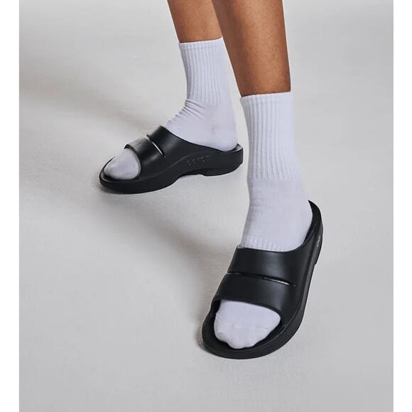 OOFOS Women's OOahh Slide Sandal - Black Size 9 Athletic Athleisure Activewear - Picture 1 of 11